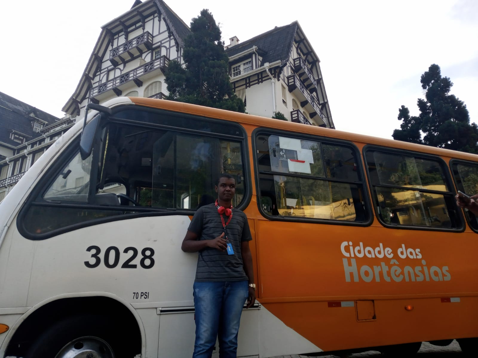 Jovem petropolitano apaixonado por ônibus é surpreendido por empresa no seu aniversário