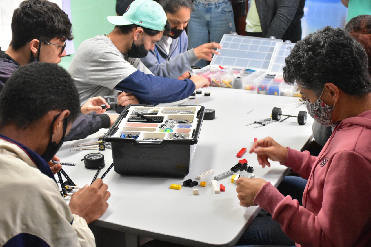 Oficina de robótica na Escola Santos Dumont é iniciativa pioneira na rede municipal de Petrópolis