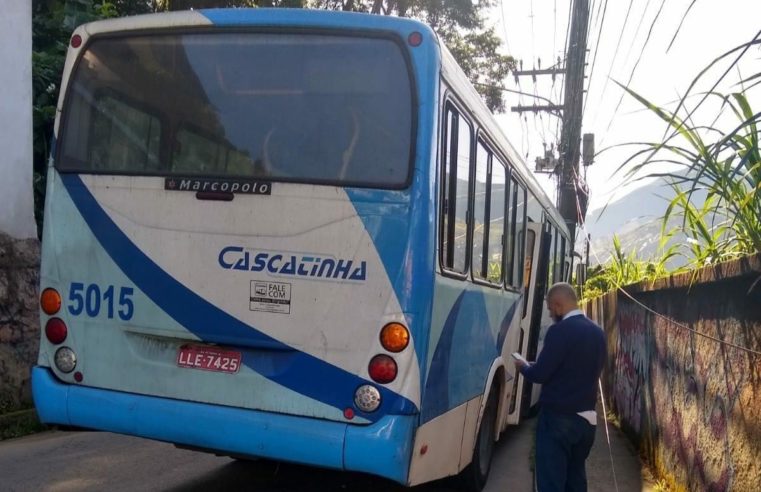 Ônibus colide em poste em Petrópolis