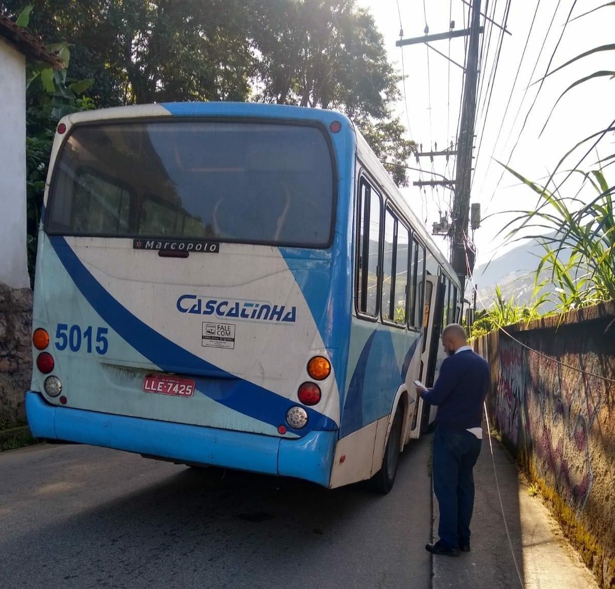 Ônibus colide em poste em Petrópolis