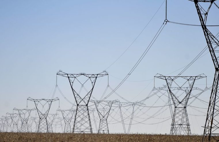 Ministro intermedia acordo para suspensão de reajuste da conta de luz