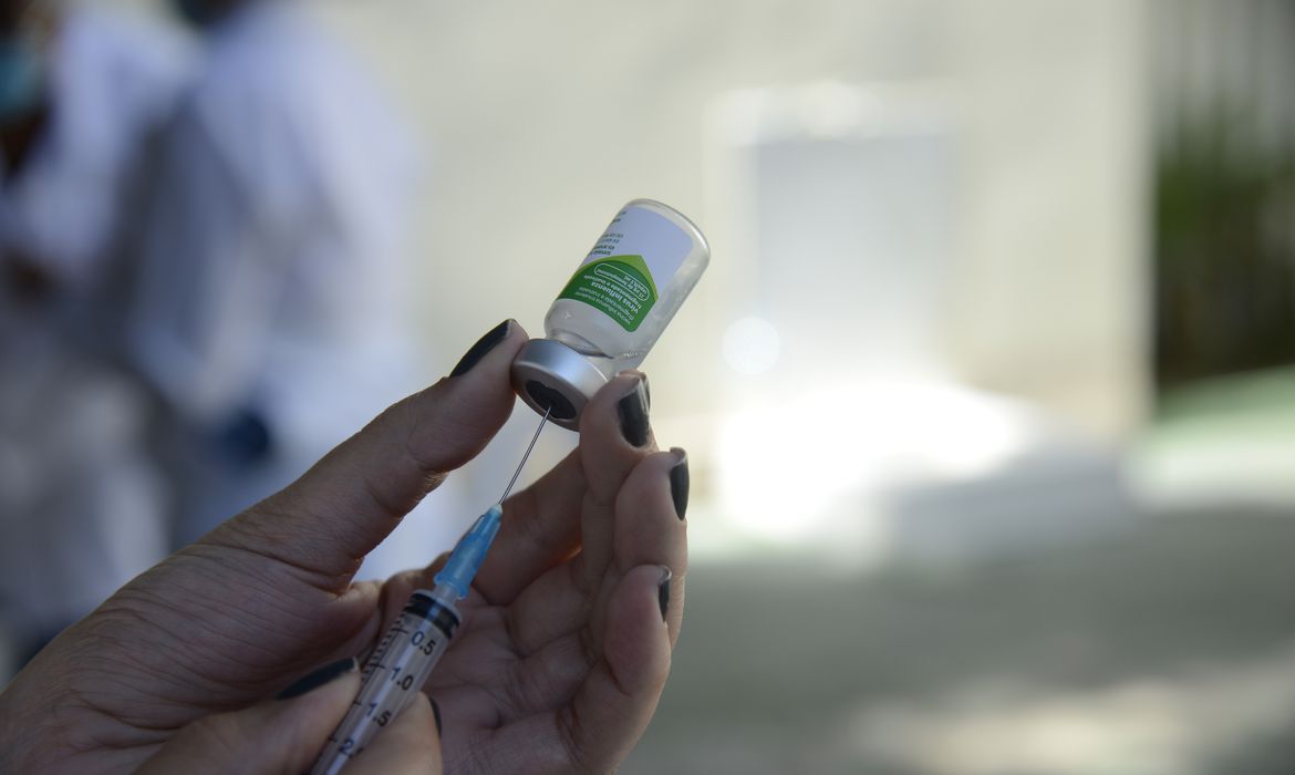 Rio: crianças, gestantes e puérperas recebem vacina contra gripe