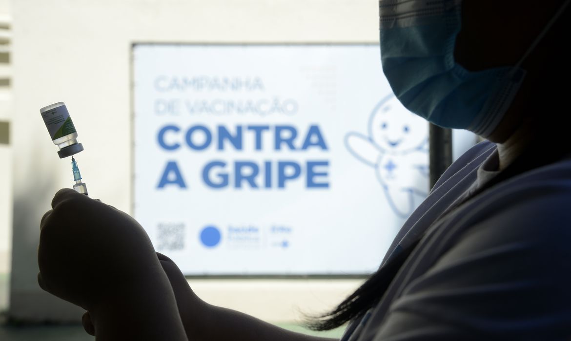 Rio de Janeiro vacina grupos prioritários de 30 a 39 anos contra gripe