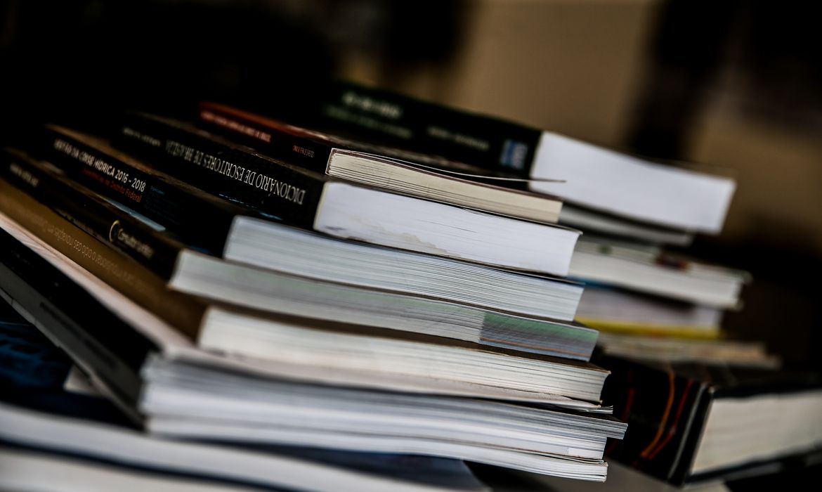 Feira da Unesp oferece livros pela metade do preço