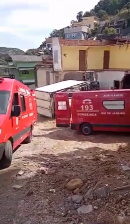 Caminhão tomba na Rua 1º de Maio e motorista sofre ferimentos moderados