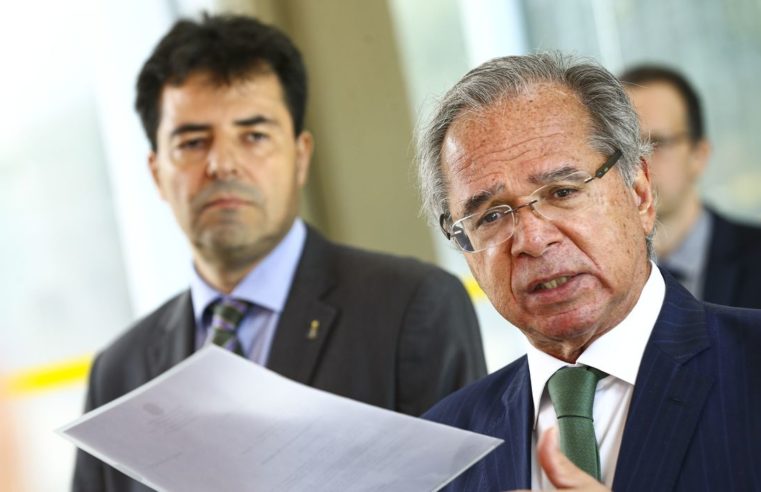 Ministro entrega estudos de privatização da PPSA e da Petrobras