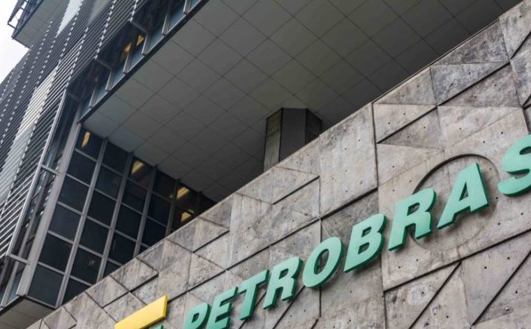 Bolsonaro diz que espera conseguir mexer na Petrobras após troca de ministério