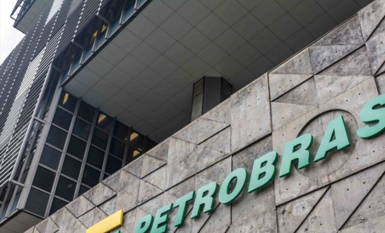 Bolsonaro diz que espera conseguir mexer na Petrobras após troca de ministério