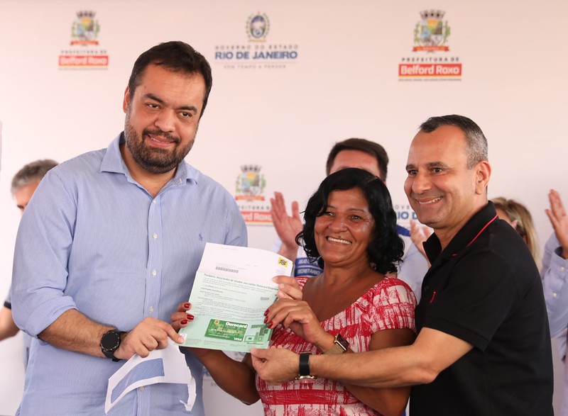Mais de 1 mil famílias da Baixada Fluminense recebem cartões do programa Recomeçar