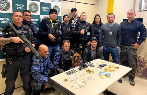 Cães farejadores localizam armas e drogas escondidas em Teresópolis
