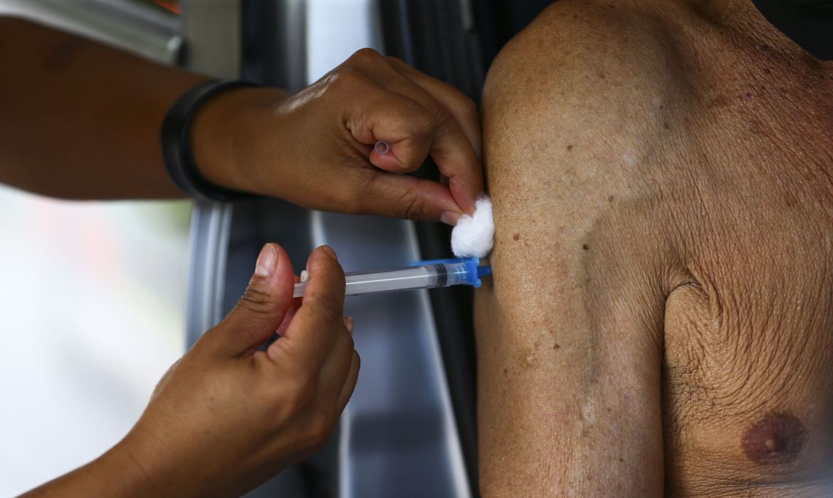 Idosos acima de 70 anos e institucionalizados acima de 60 começam a receber segundo reforço da vacina contra covid-19 nesta quinta-feira