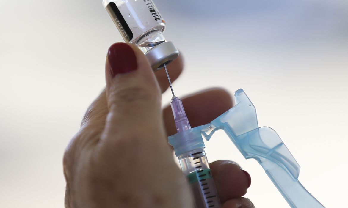 Covid-19: Fiocruz alerta para estagnação na cobertura vacinal