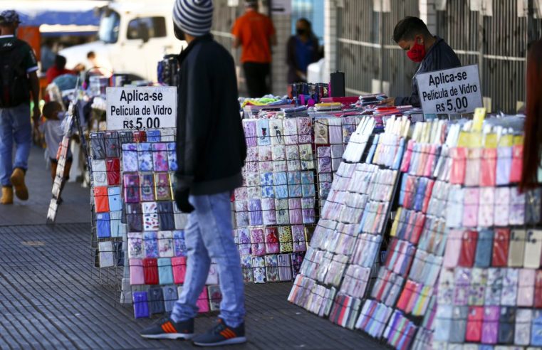 Rendimento dos brasileiros é o menor desde 2012, aponta IBGE