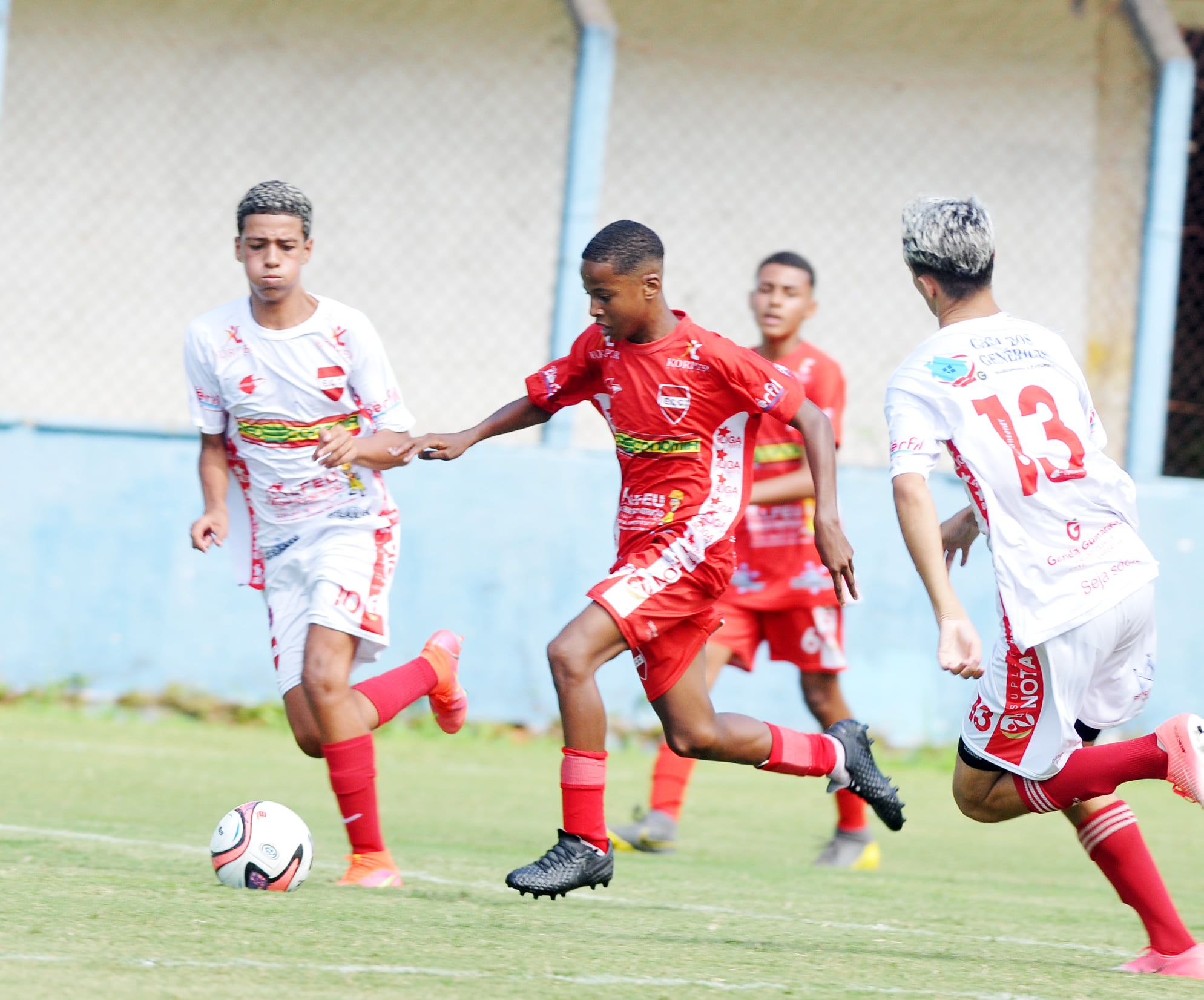 Campeonato municipal de futebol de campo nas categorias de base começa nesta quinta-feira (16) em Petrópolis; confira os jogos e horários