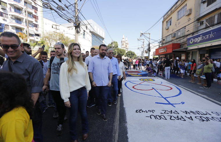 Cláudio Castro visita os tapetes de Corpus Christi em São Gonçalo