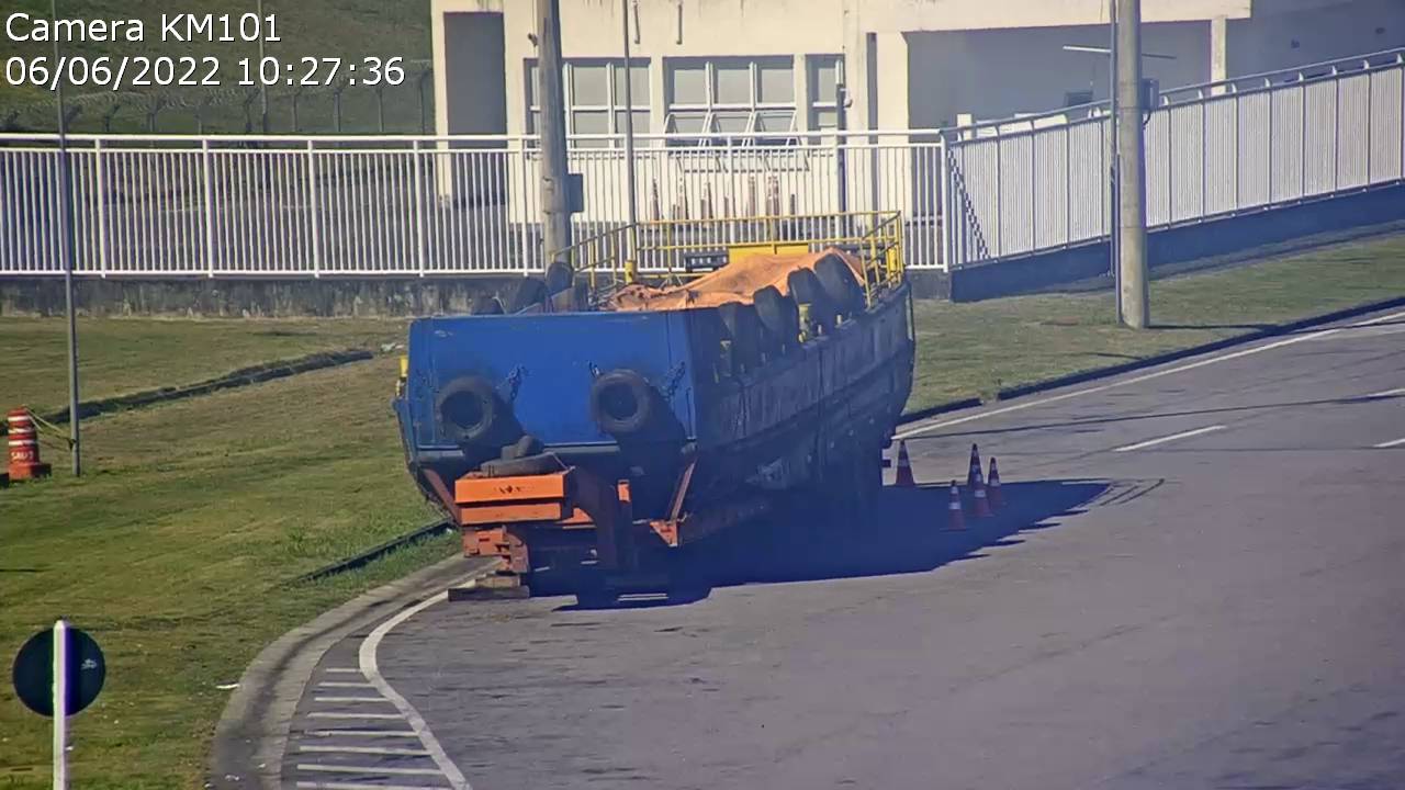 Carreta de grande porte interditará descida da serra de Petrópolis na madrugada de terça para quarta