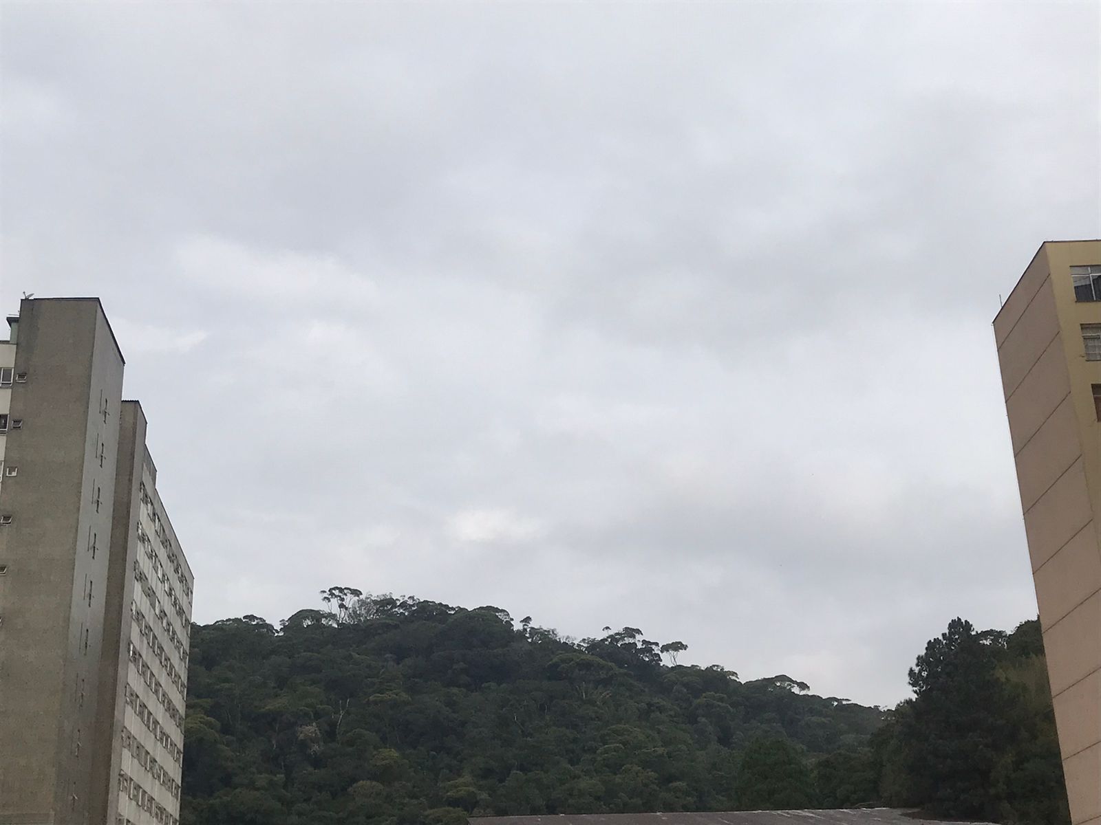 Passagem de frente fria deixa tempo instável no município, com possibilidade de chuva moderada a forte