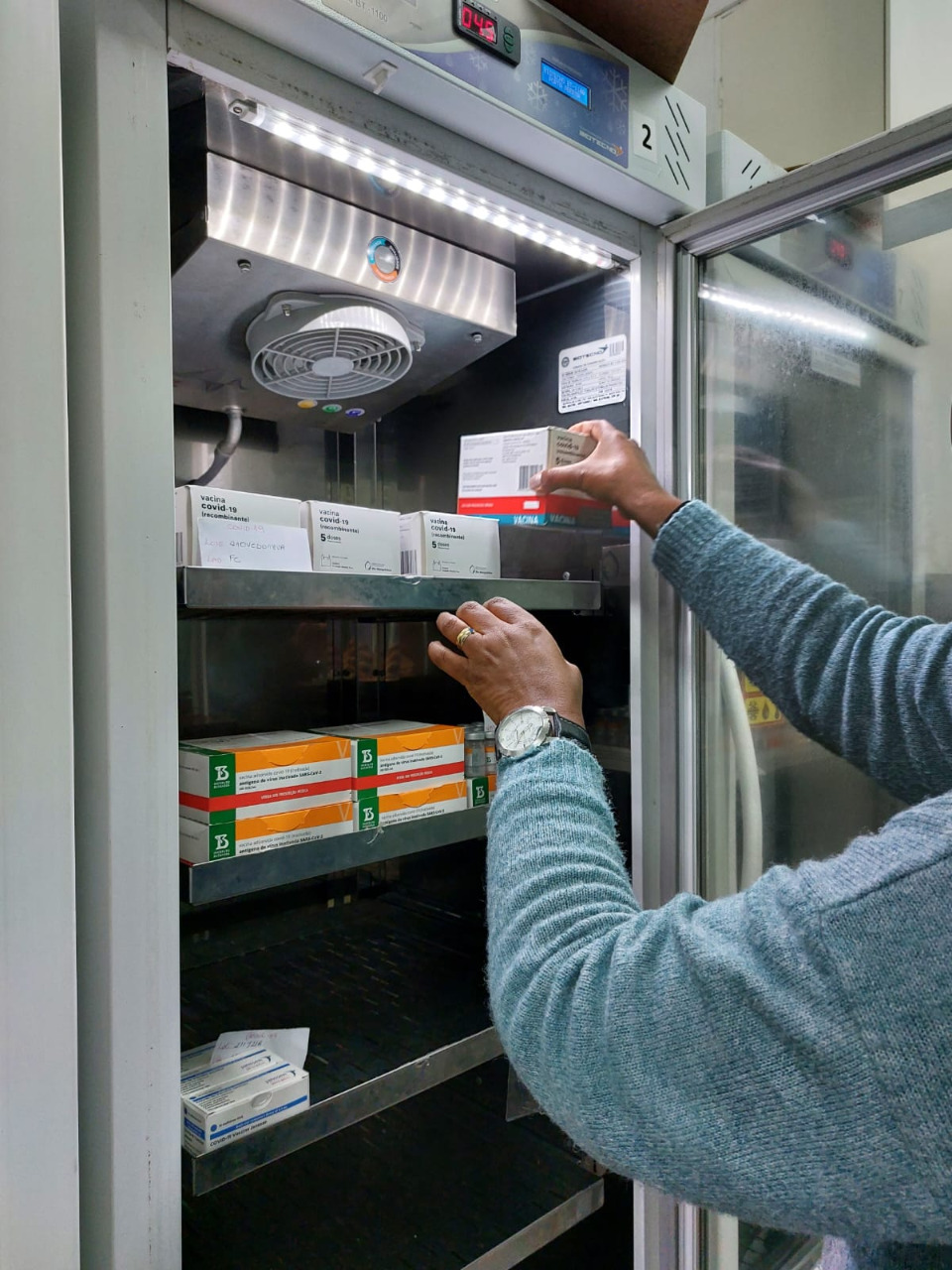 Secretaria de Saúde de Petrópolis recebe lote de 5,5 mil doses da vacina contra covid-19