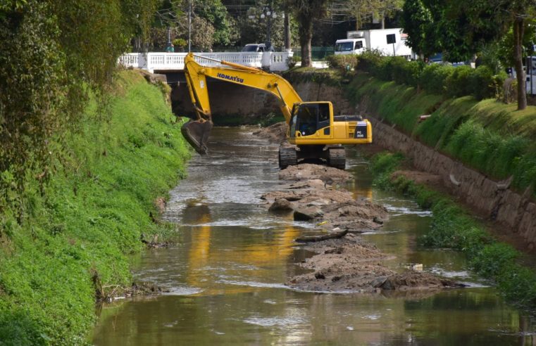 Dragagem dos rios avança: mais sete mil toneladas de detritos já foram retiradas dos rios da cidade
