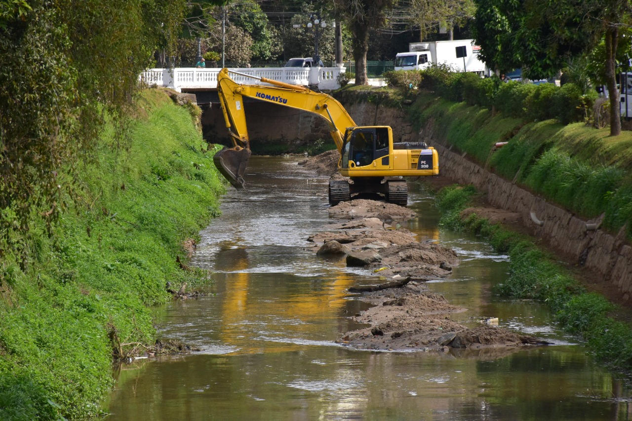 Dragagem dos rios avança: mais sete mil toneladas de detritos já foram retiradas dos rios da cidade