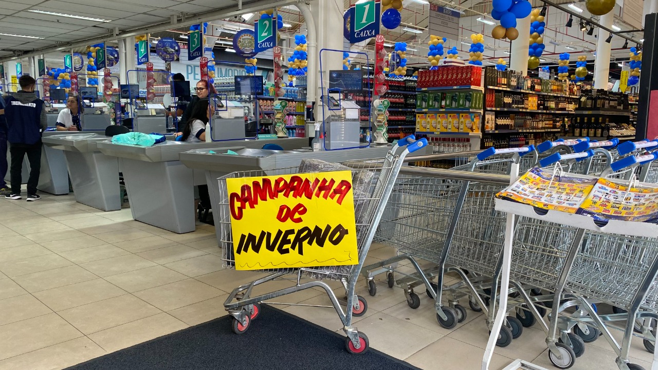 Bramil Supermercados arrecada cobertores e agasalhos para doar a instituições municipais de Valença e Nova Friburgo