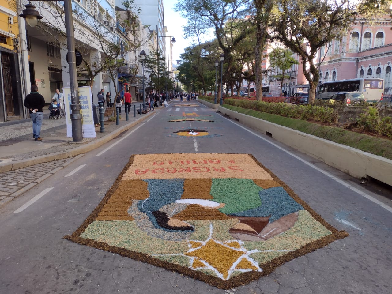 Tradicionais tapetes feitos no Dia de Corpus Christ tomam conta das ruas de Petrópolis