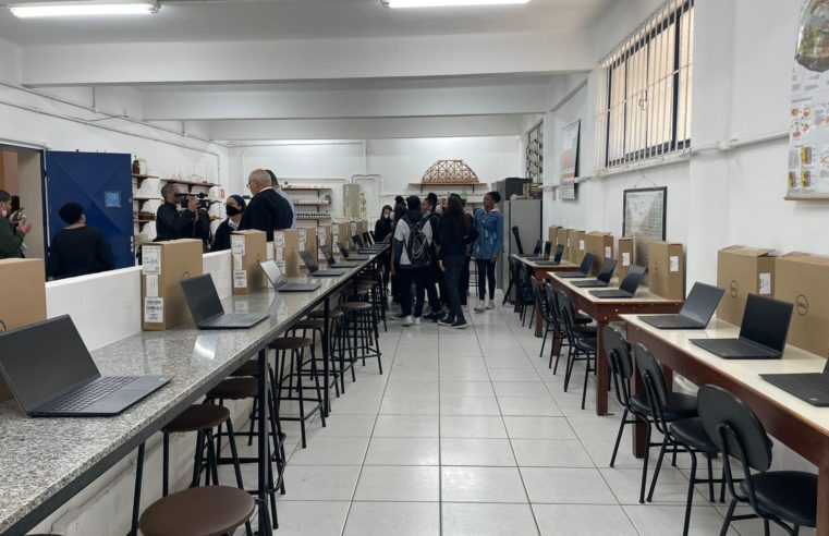 Secretaria Estadual de Educação doa 40 notebooks ao Colégio Estadual Rui Barbosa, em Petrópolis