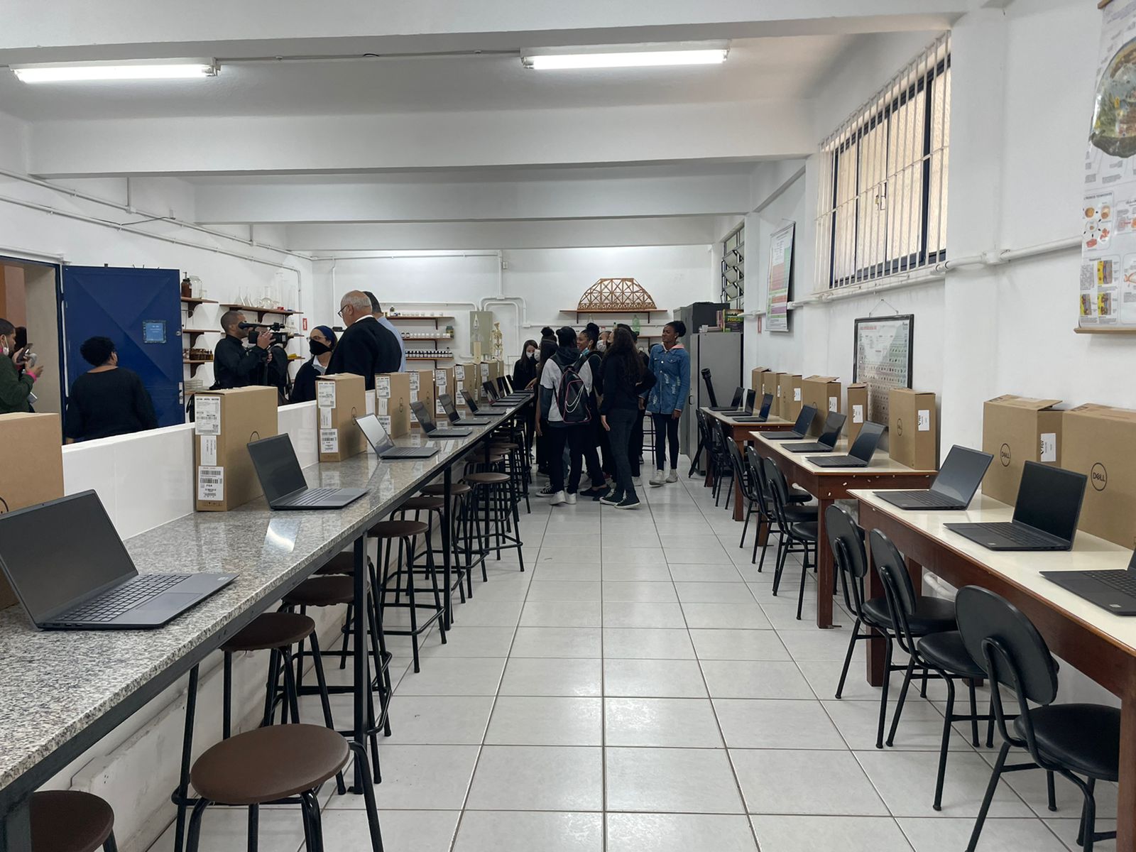 Secretaria Estadual de Educação doa 40 notebooks ao Colégio Estadual Rui Barbosa, em Petrópolis