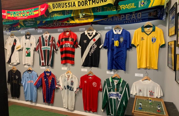 Museu dos Brinquedos promove exposição gratuita Mantos do Futebol com camisas de times