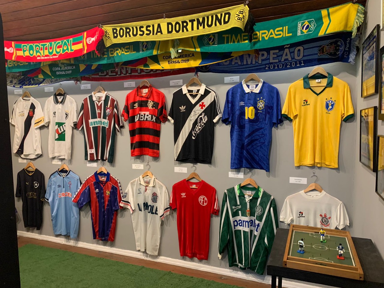 Museu dos Brinquedos promove exposição gratuita Mantos do Futebol com camisas de times