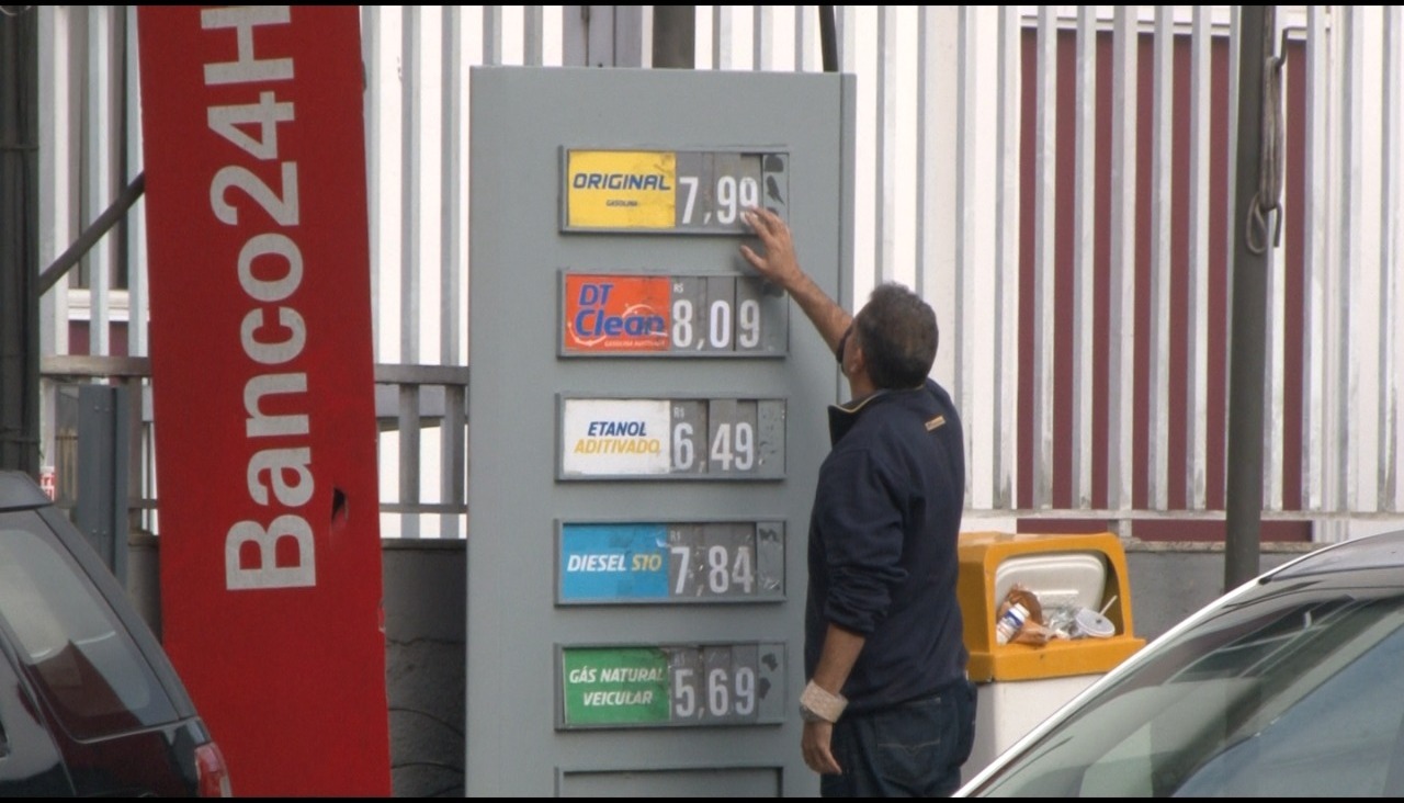 Consumidores afirmam que, em Petrópolis, alguns postos apresentaram queda no preço da gasolina
