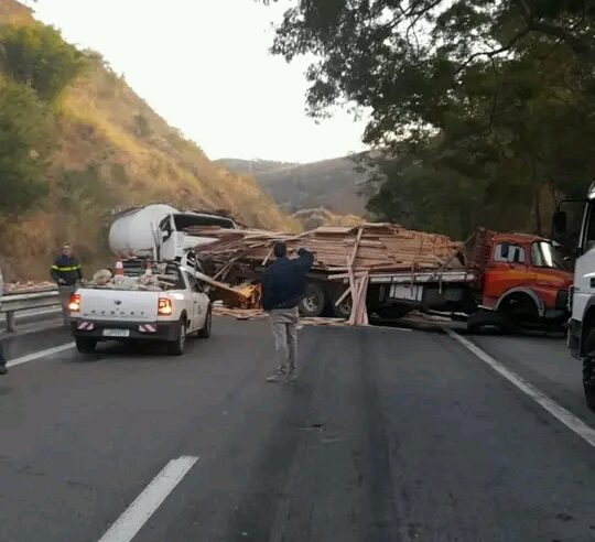 Duas pessoas são socorridas pela Concer após acidente na BR-040