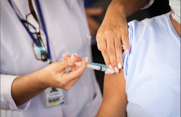 Petropolis amplia aplicação da quarta dose da vacina contra covid-19 para pessoas com mais de 50 anos e trabalhadores da saúde