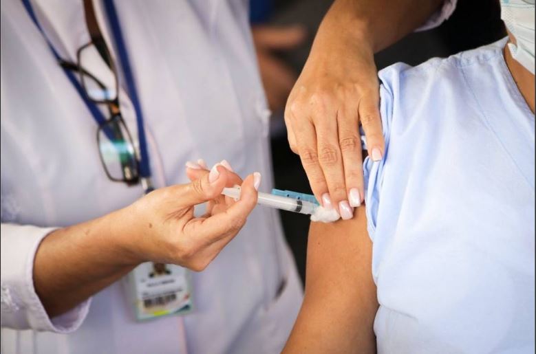 Petropolis amplia aplicação da quarta dose da vacina contra covid-19 para pessoas com mais de 50 anos e trabalhadores da saúde