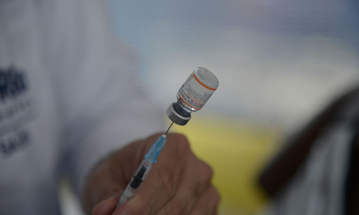 Covid-19: Rio vacinou 53,7% da população com uma dose de reforço