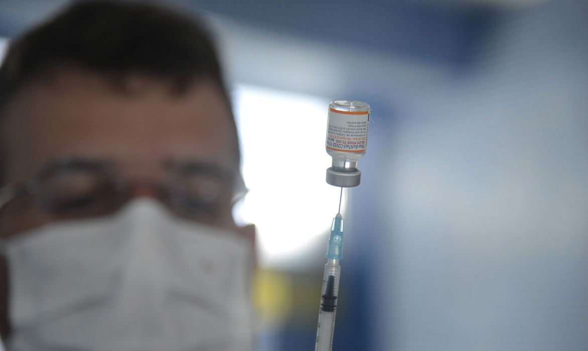 Rio aplicará 2ª dose de reforço a partir de 40 anos, na terça-feira
