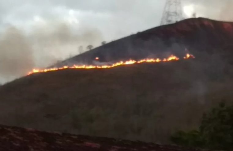Defesa Civil informa risco muito alto para incêndio florestal em Itaipava, Pedro de Rio e Posse