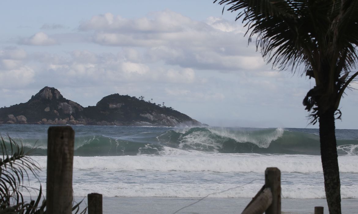 Rio tem previsão de chuva neste fim de semana e mar de ressaca