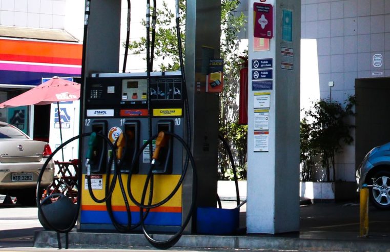 Preço da gasolina cai mais 1,8% e vai a R$ 4,88 por litro, diz ANP