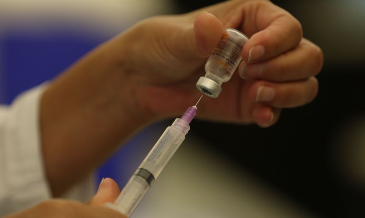 Pessoas com mais de 40 anos começam a receber quarta dose contra covid-19 até o fim da semana