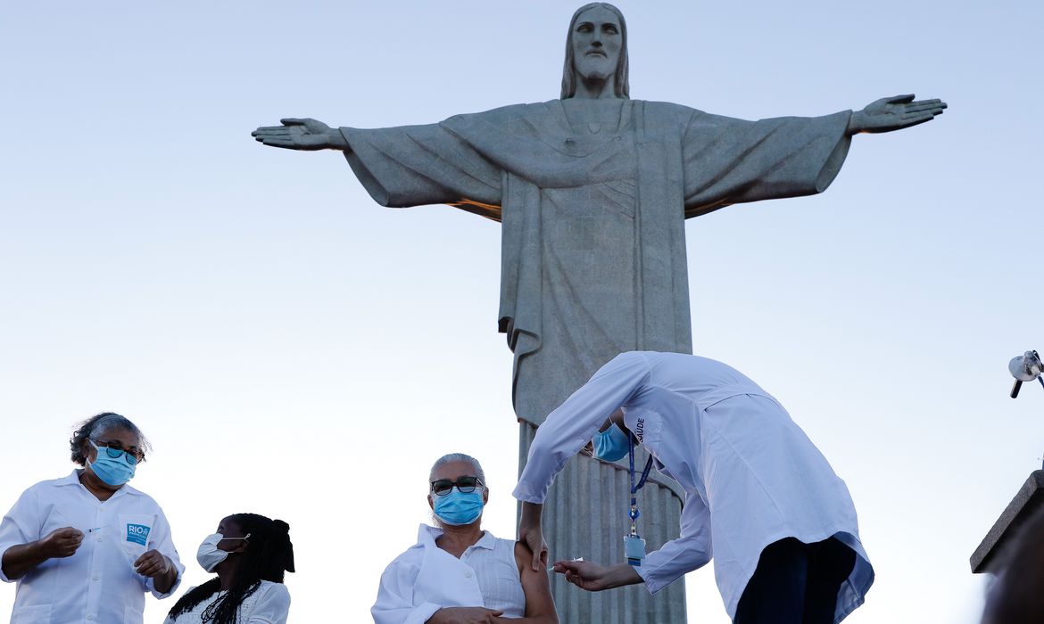 Covid-19: metade da população ainda não tomou 2ª dose de reforço no RJ