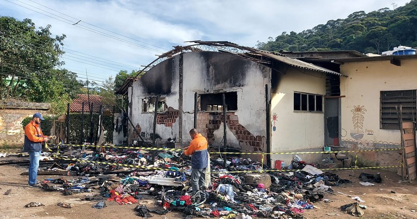 Abrigados do Sopão recebem atendimento e acolhimento após incêndio, em Teresópolis