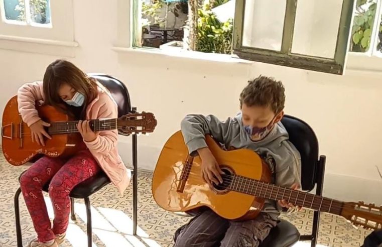 Há vagas: projeto social ensina violão a crianças e idosos gratuitamente na Casa de Petrópolis