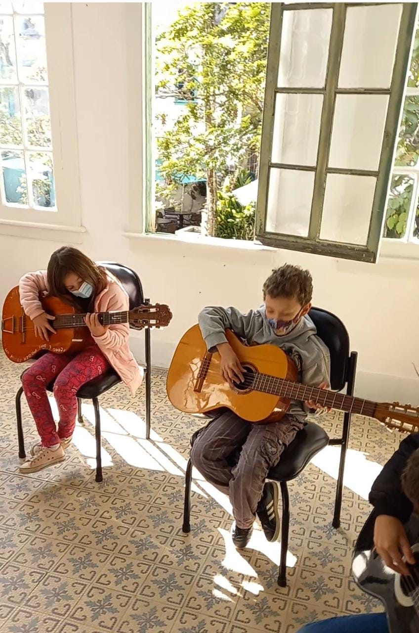 Há vagas: projeto social ensina violão a crianças e idosos gratuitamente na Casa de Petrópolis