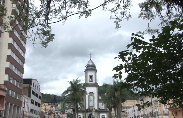 Defesa Civil de Petrópolis alerta: vento moderado a forte segue até a manhã de terça-feira