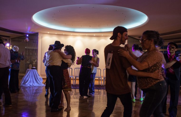 Espetáculo ‘O Baile’, da companhia Teatro Público (MG), está entre os destaques de Nova Friburgo e Três Rios neste fim de semana