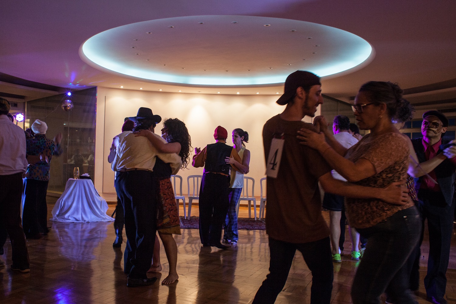 Espetáculo ‘O Baile’, da companhia Teatro Público (MG), está entre os destaques de Nova Friburgo e Três Rios neste fim de semana