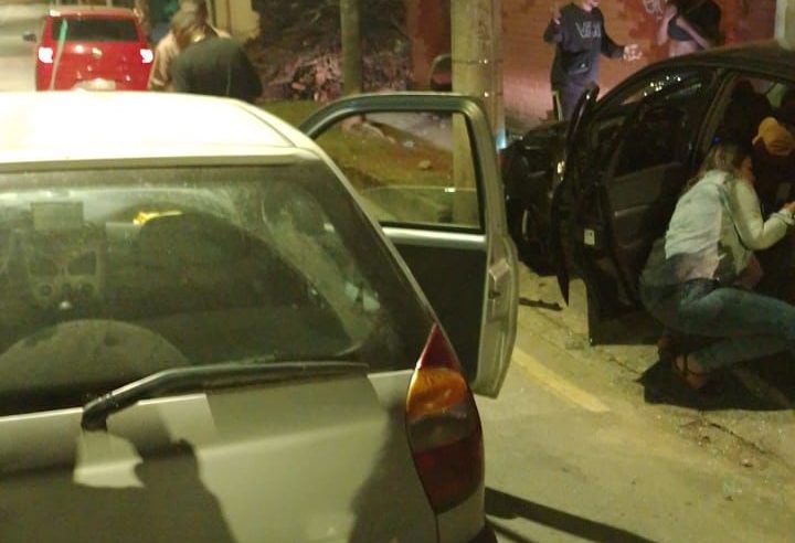 Mulher morre e outras duas pessoas ficam feridas em acidente de carro em Petrópolis