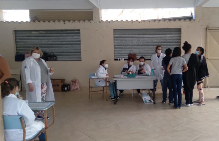 Alunos e profissionais da rede municipal de Petrópolis começam a ser vacinados na campanha itinerante contra a covid-19