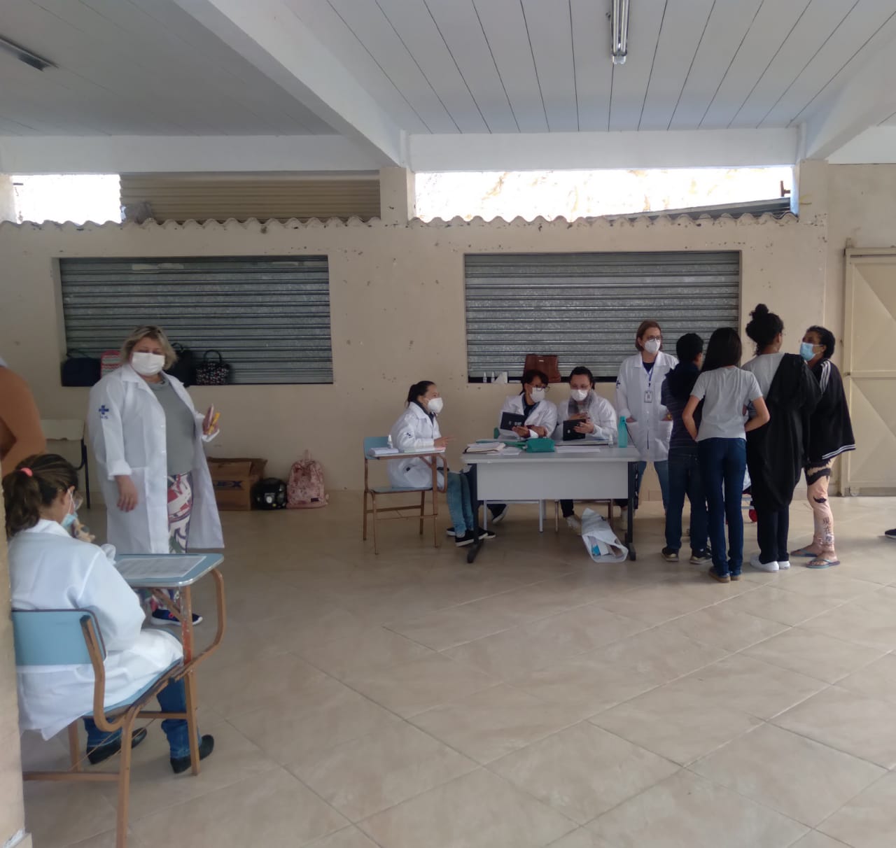 Alunos e profissionais da rede municipal de Petrópolis começam a ser vacinados na campanha itinerante contra a covid-19